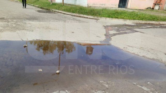 La comuna de Colonia Avellaneda trabaja para solucionar una obstrucción en una cañería cercana a la planta de elevación de líquidos cloacales.&nbsp;