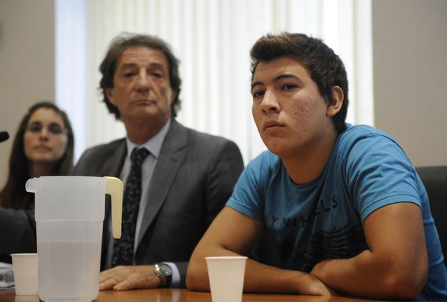 En el banquillo. Federico Gómez (derecha) está acusado de doble homicidio culposo. En febrero de 2014 manejaba un Fiat Uno que se incrustó contra un camión.