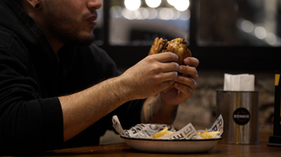 La liga de las hamburguesas: negocios rosarinos cambian de app y lanzan promo a mil pesos