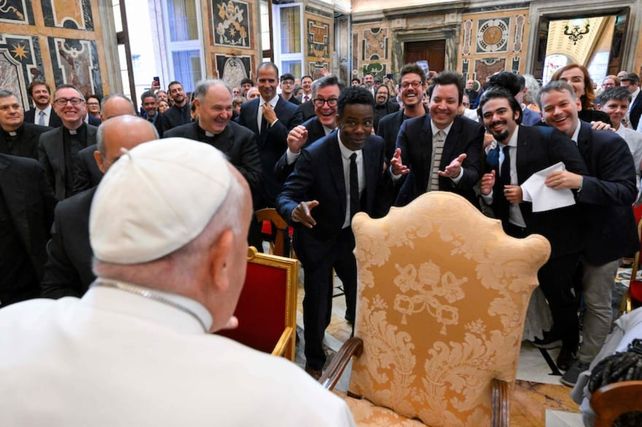 Chris Rock y Jimmy Fallon en la línea de avanzada de los comediantes que sonrieron con el Papa Francisco (de espaldas).