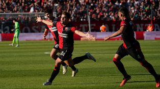 Mateo Silvetti acaba de marcar un golazo, el que fue el del empate definitivo ante Sarmiento.
