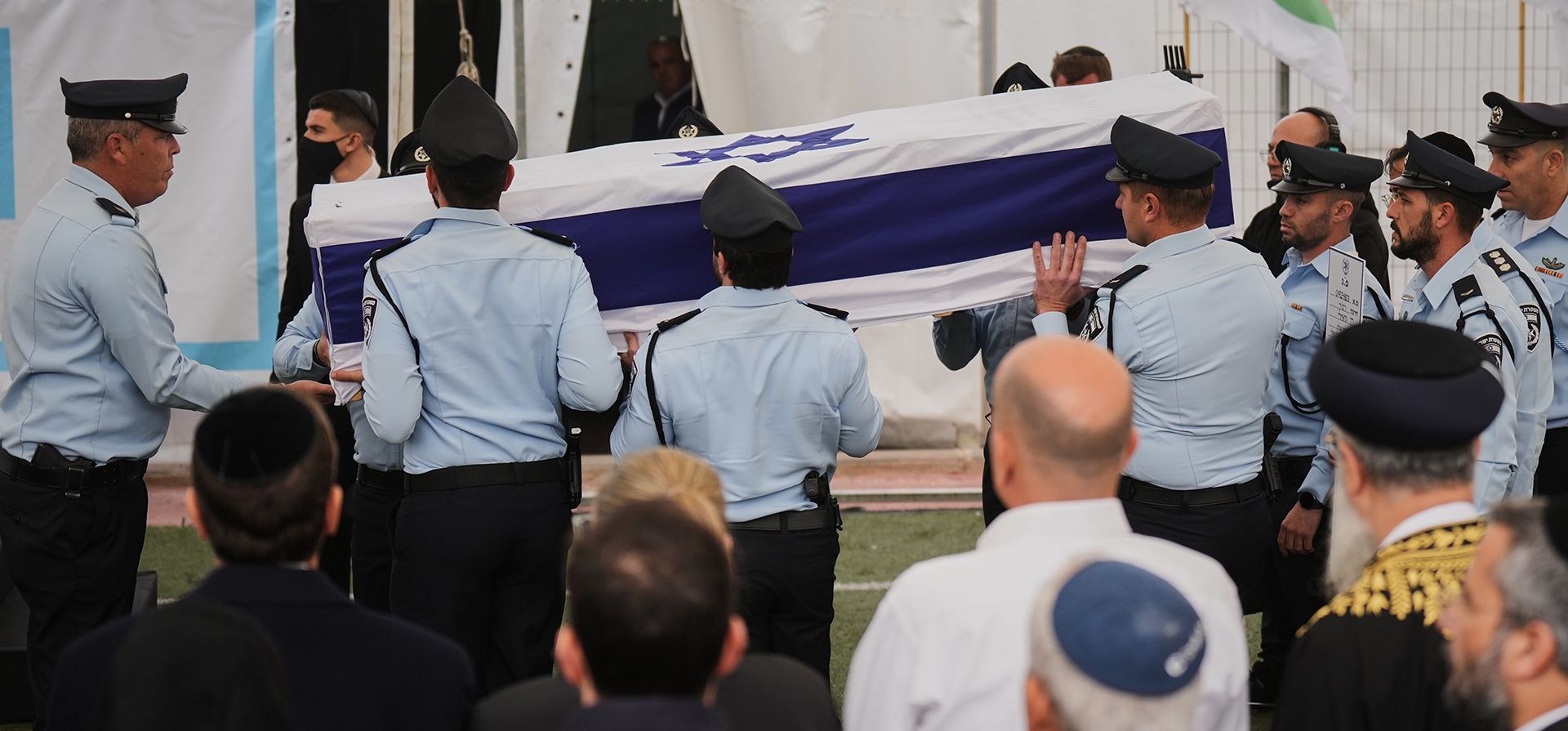 Agentes de policía cargan el ataúd de Ran Gvili, el último rehén israelí cuyos restos fueron recuperados de la Franja de Gaza, durante su funeral en Meitar, Israel, el miércoles 28 de enero de 2026. (Foto AP/Ariel Schalit) Agentes de policía cargan el ataúd de Ran Gvili, el último rehén israelí cuyos restos fueron recuperados de la Franja de Gaza, durante su funeral en Meitar, Israel, el miércoles 28 de enero de 2026. (Foto AP/Ariel Schalit)