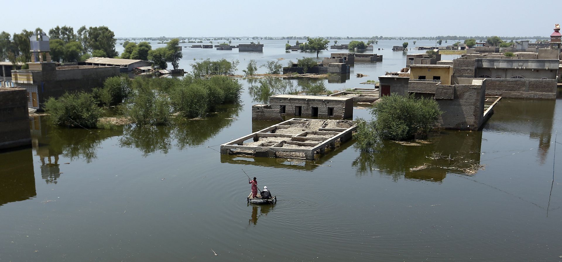 Una balsa improvisada para navegar por las inundaciones de las lluvias monzónicas, en el distrito de Dadu de la provincia de Sindh, en Pakistán, el jueves 9 de septiembre de 2022. El diluvio sin precedentes, que comenzó a mediados de junio, provocó deslizamientos de tierra y derrumbó casas, matando más de 1.300 personas y dejando a más de 600.000 sin hogar en Pakistán.