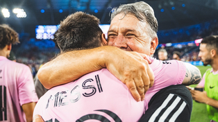 El Tata Martino abraza a Lionel Messi, dos castalepras hoy cobijados en Miami y anfitriones de Newell’s.