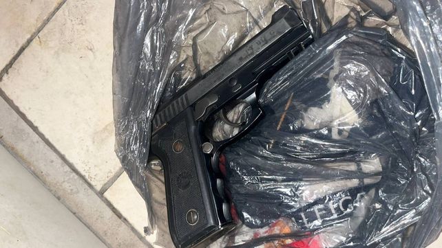 Los investigadores secuestraron una pistola calibre 9 milímetros en el barrio La Lata.