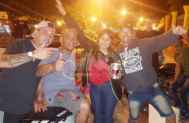 Domingo de vigilia: más de 150 metros de fila esperando el canje del lunes