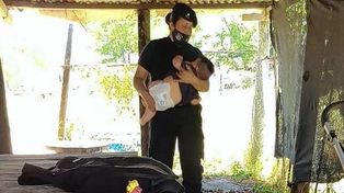 Una mujer policía amamantó a un bebé mientras la mamá estaba en un centro de salud