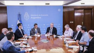 El ministro Massa y su par Perczyk durante el anuncio.