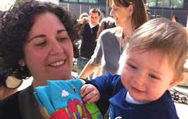 Ciencia. Mercedez y su pequeño Lucas ayer al presentarse en sociedad su caso médico