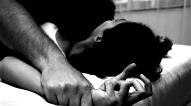 Aberrante: violó a su hija lesbiana para convertirla