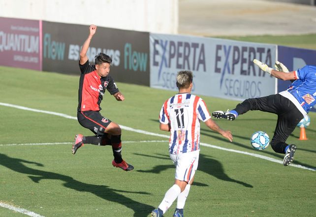 El gol rojinegro. Palacios define ante el esfuerzo del arquero de Peñarol.