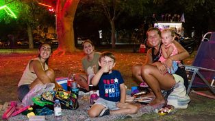 El picnic nocturno es una propuesta que se extiende en todos los parques de Rosario.