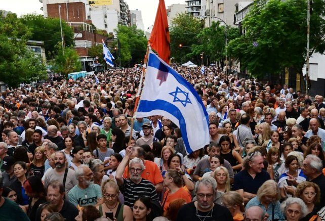Multitudinario acto en repudio del asesinato de la familia Bibas
