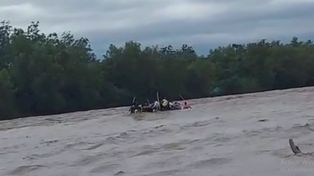 Confirman un muerto en el río Bermejo y buscan a cinco personas tras la avería de un gomón