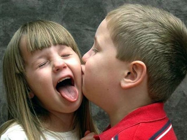 Suspenden a un niño por besar a un niña y tendrá una infracción de acoso sexual