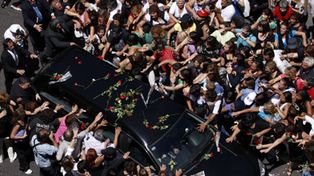 Una multitud acompa&ntilde;&oacute; los restos de Sandro en el &uacute;ltimo adi&oacute;s