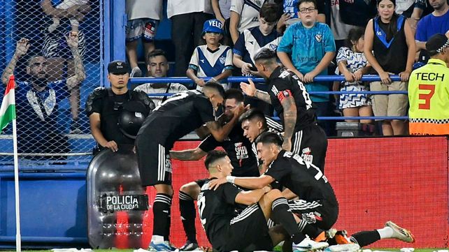 El festejo de Deportivo Riestra en cancha de Vélez. El ex equipo del Ogro Fabbiani
