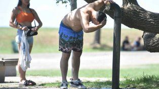 Los peligros de la deshidratación por la ola de calor y cómo evitarla