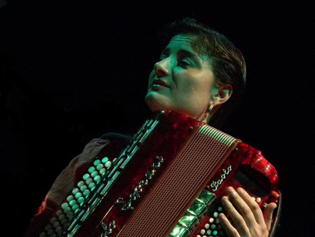 Talento. Es una de las pocas ejecutantes de acordeón que combina este arte con el canto y la composición.