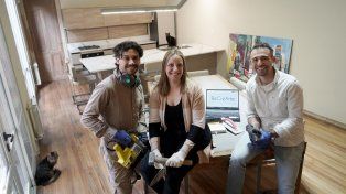 Renzo Scaramozzino, a la izquierda, junto a Micaela Froschauer en el centro y Xavier Verón a la derecha. Los tres hacen ReCreArte.