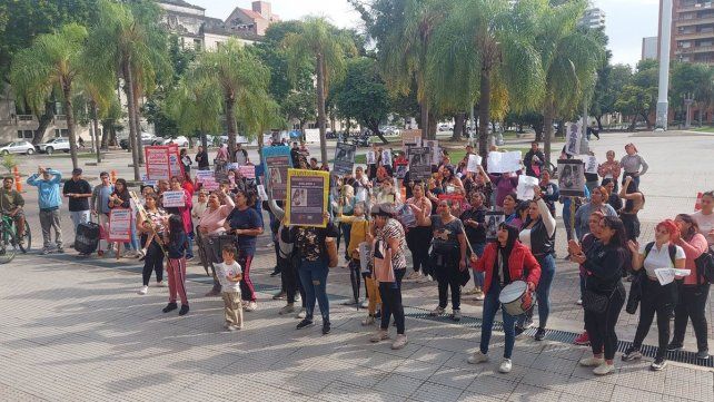 Familiares y vecinos de Andrea Portillo frente a los Tribunales santafesinos.