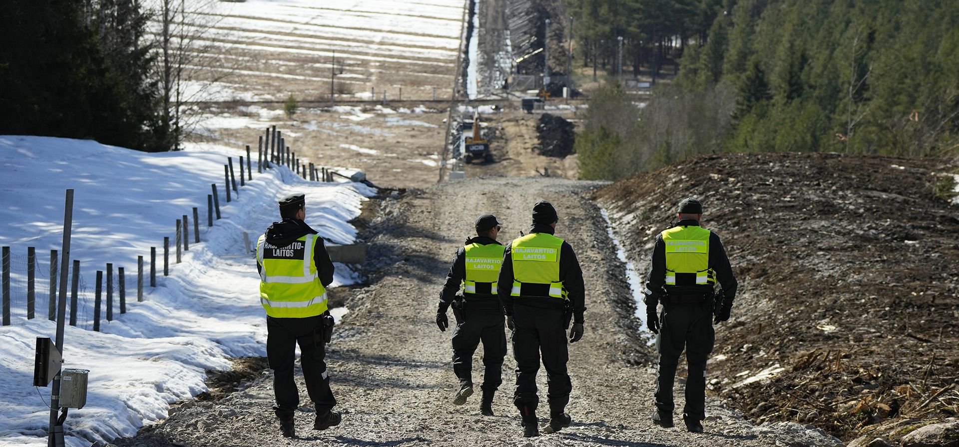 Guardias fronterizos de Finlandia permanecen en el sitio de construcción de una valla divisoria entre Finlandia y Rusia cerca del paso fronterizo de Pelkola en Imatra, sureste de Finlandia, el viernes 14 de abril de 2023. (Foto AP/Sergei Grits)