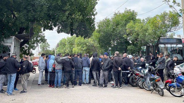 Choferes de Buses Paraná realizaron una asamblea en el tercer día del paro de colectivos. Ante la falta de respuestas