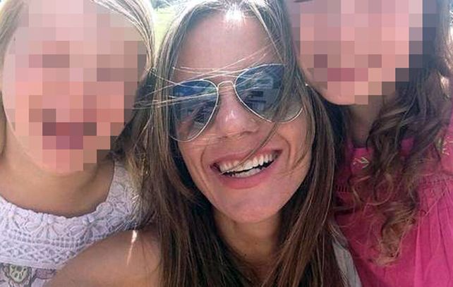 La argentina Ana Alianelli con sus hijas