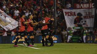 Volver a gritar. Maxi, Formica y Bíttolo van al encuentro de Leal, tras el gol del portugués a River (2-3).&nbsp;
