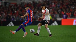 El pibe Lencina trata de dejar en el camino a Elías Báez en el repleto Monumental. River no pudo con San Lorenzo y le vino al pelo a Central.