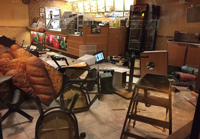 Video: salió desnuda del baño de un local y destrozó todo