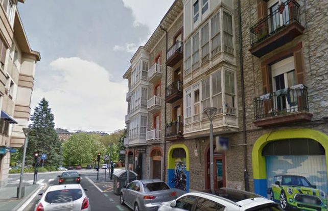 La pelea se dio en el edificio de balcones blancos. (Foto Google)