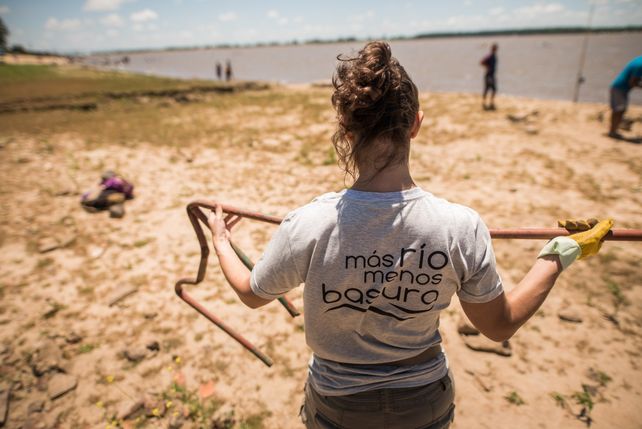 Los plásticos de un solo uso son el principal contaminante del Paraná