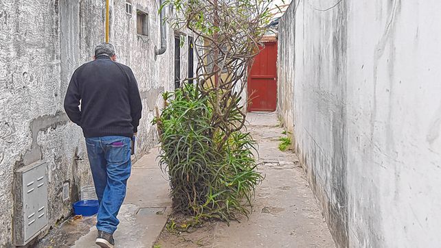 la escena. El pasillo en el cual viv&iacute;an y fueron asesinados a tiros Ariel Carlo &ldquo;Jerry&rdquo; Gabeta y su yerno.