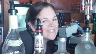 Una mujer encontró la manera de hacer felices a sus empleados y que su bar sea un éxito