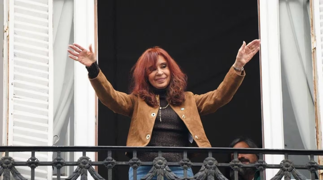 La expresidenta Cristina Fernández de Kirchner salió a saludar a la militancia que se acercó hasta el departamento de San José 1111, en el barrio porteño de Constitución, donde cumple prisión domiciliaria.