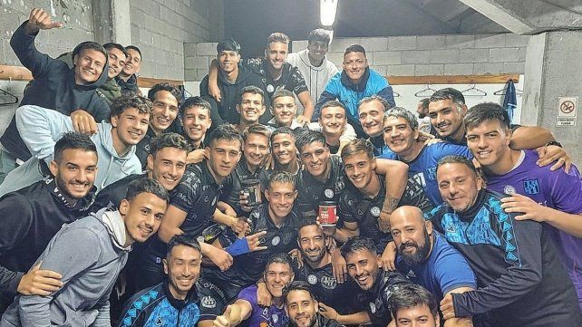 El festejo de los jugadores de San Telmo en el vestuario visitante del estadio de Defensores de Belgrano.