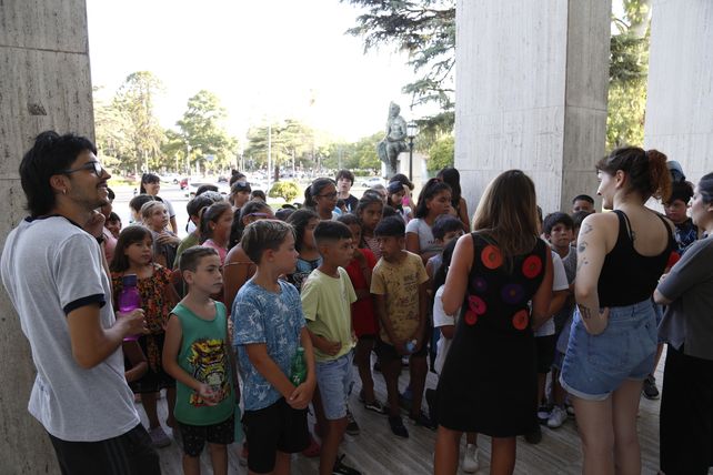 Chicos y chicas visitaron el Museo Castagnino donde realizaron un recorrido guiado y participaron del taller “Habitar-nos”.
