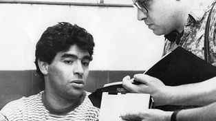 El álbum. Maradona y el periodista de La Capital, en el vestuario de Newells, luego del partido con Vasco da Gama.&nbsp;