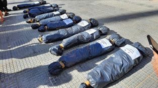 Hubo polémica por la instalación de bolsas mortuorias en la marcha
