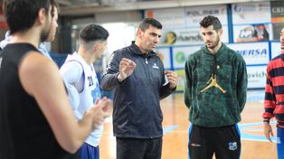 Primeros movimientos. Los jugadores estuvieron moviéndose ayer en la cancha ubicada en calle Enrique Carbó de la capital entrerriana.