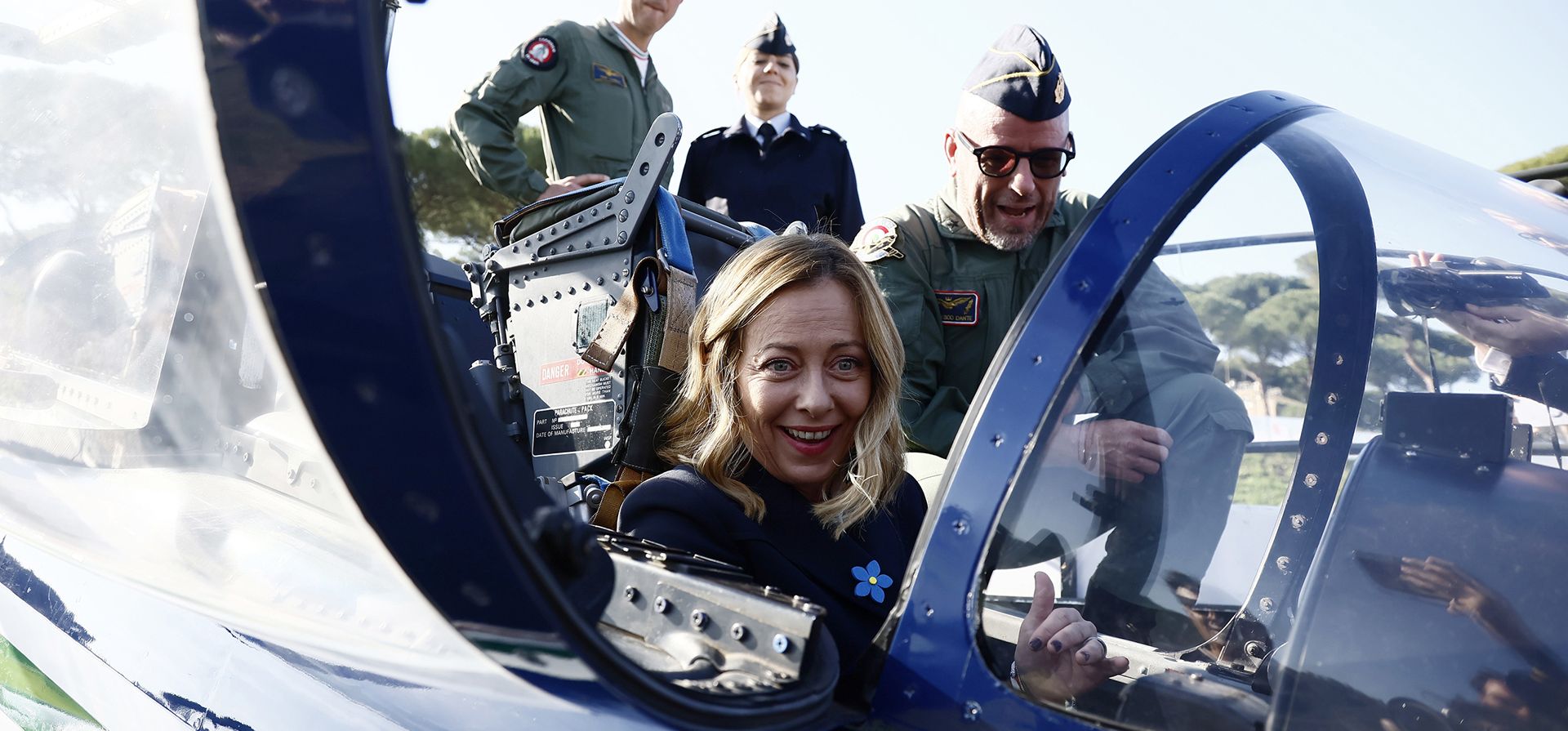 La primera ministra italiana, Giorgia Meloni, se sienta en la cabina de un avión de la Fuerza Aérea Italiana durante las celebraciones por el Día de la Unidad Nacional y de las Fuerzas Armadas, en el monumento Altare della Patria, en Roma, el lunes 4 de noviembre de 2024 (Cecilia Fabiano/LaPresse vía AP) La primera ministra italiana, Giorgia Meloni, se sienta en la cabina de un avión de la Fuerza Aérea Italiana durante las celebraciones por el Día de la Unidad Nacional y de las Fuerzas Armadas, en el monumento Altare della Patria, en Roma, el lunes 4 de noviembre de 2024 (Cecilia Fabiano/LaPresse vía AP)