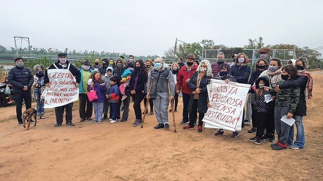Parte del grupo de vecinos e integrantes de ONG en defensa de la Costa