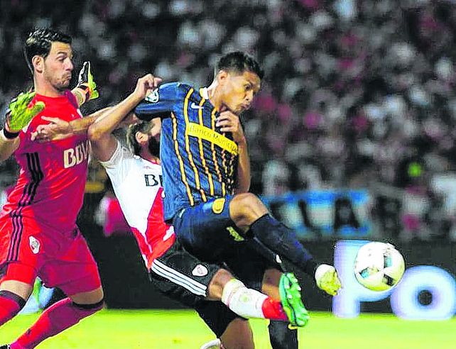 Penal I. Con el partido 0-0 Ponzio tomó de atrás a Teo