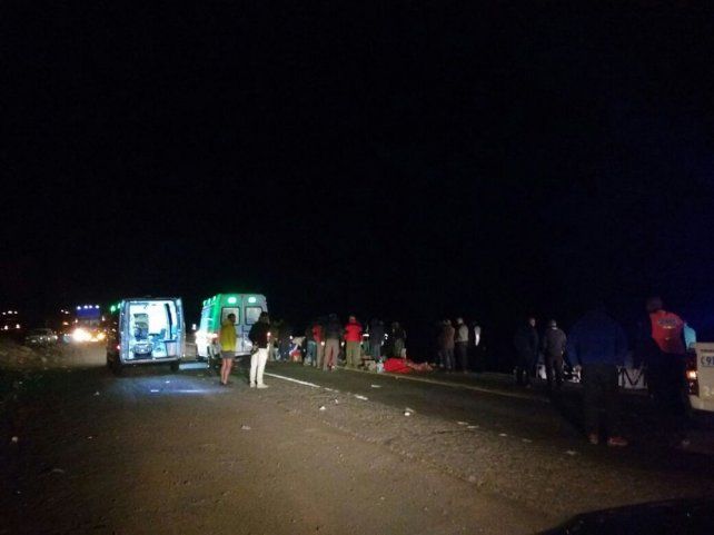 Tragedia en Mendoza:El micro venía muy rápido y derrapó dos veces antes de volcar