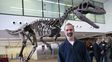 Descubren un dinosaurio con manos de dos dedos