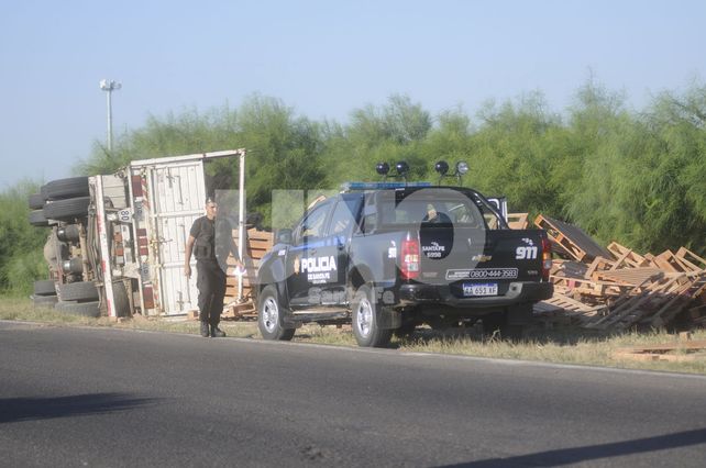 Elocuente. El camión quedó completamente acostado en la banquina y el camionero resultó ileso.