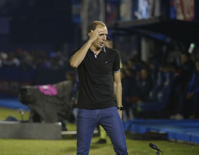 Central no levanta. Leandro Somoza sigue buscando el norte del equipo.