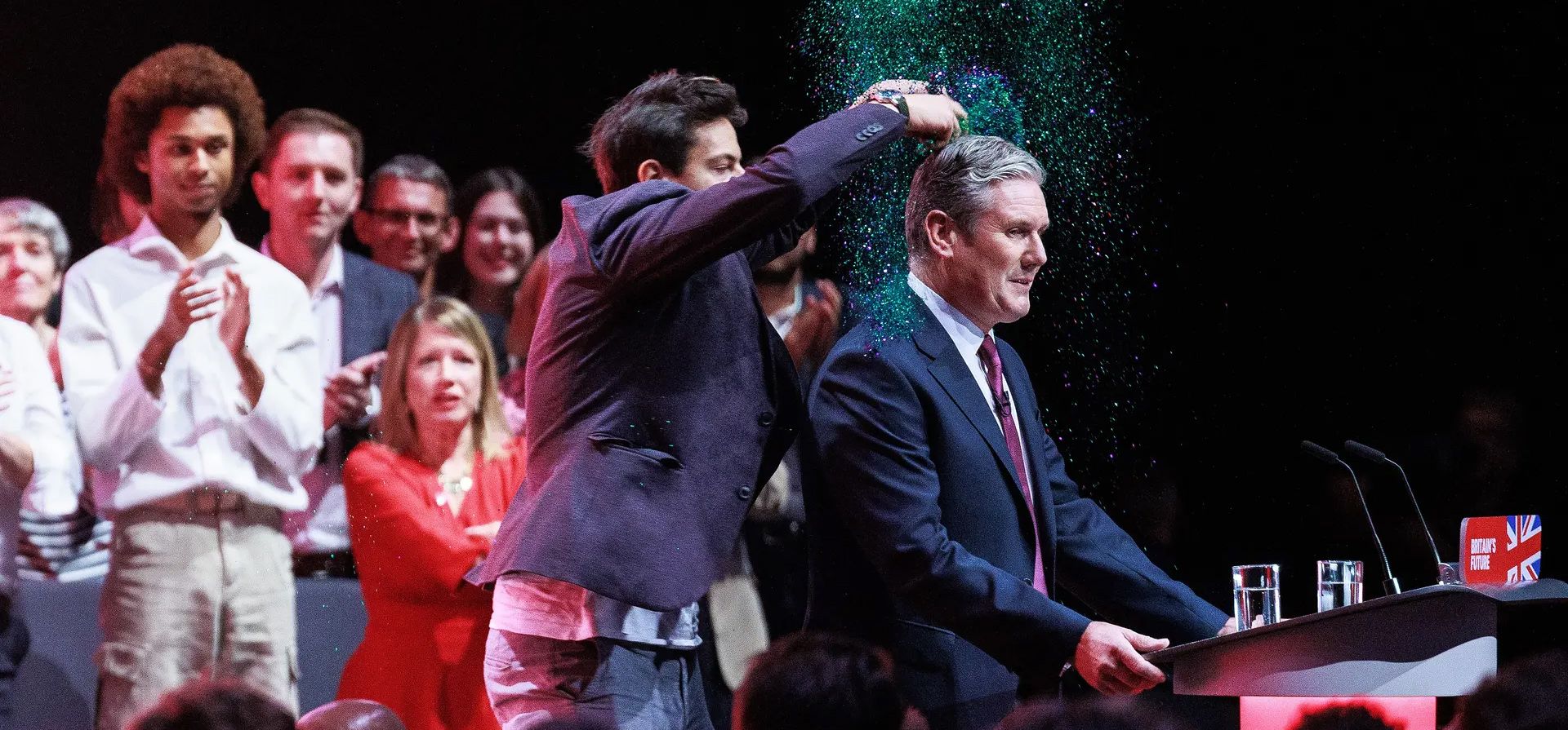 Liverpool, Inglaterra. Un manifestante vierte purpurina sobre Keir Starmer durante su discurso en la conferencia del Partido Laborista. Fotografía: Joel Goodman/The Guardian Liverpool, Inglaterra. Un manifestante vierte purpurina sobre Keir Starmer durante su discurso en la conferencia del Partido Laborista. Fotografía: Joel Goodman/The Guardian