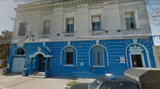 Dos mellizos africanos fueron abandonados en una comisaría por su padre adoptivo